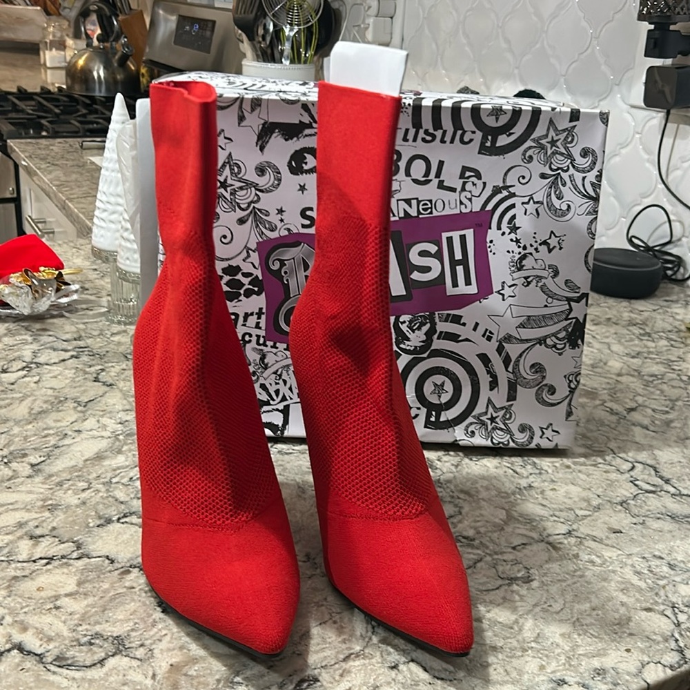 Ladies sexy sit mid length red knit boots sixe 8